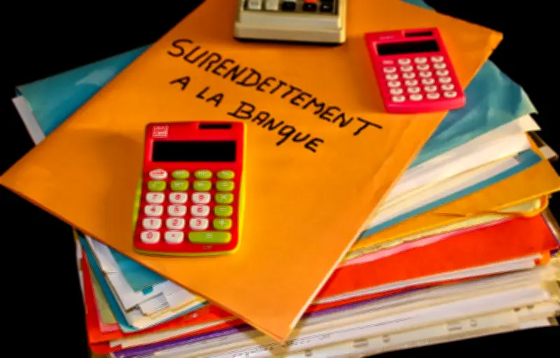 Surendettement des jeunes : une hausse alarmante de 36% en 2025 selon la Banque de France