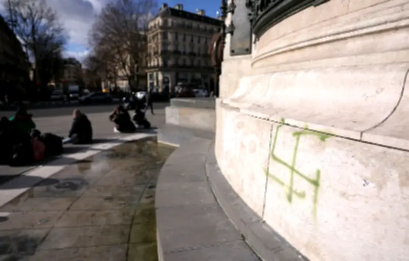 Tags antisémites et croix gammées sur la statue de la République à Paris