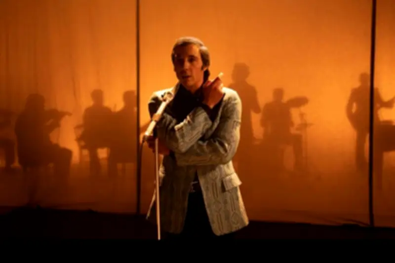 Tahar Rahim incarne Charles Aznavour dans un biopic Netflix captivant