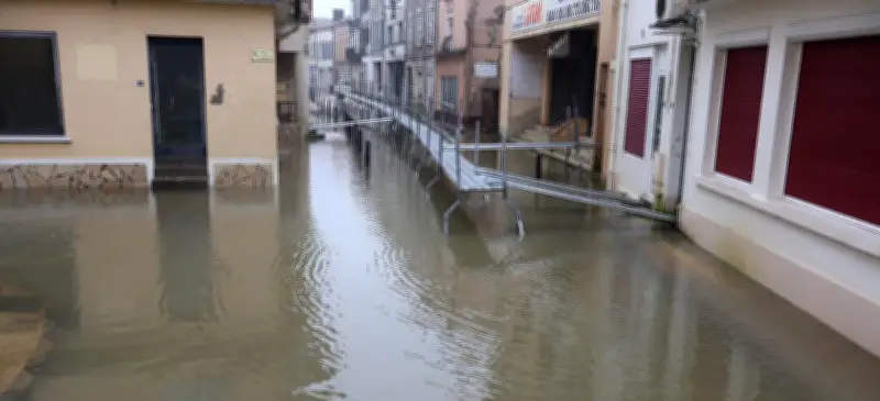 Tartas face aux inondations : évacuations et coupures d'électricité persistent