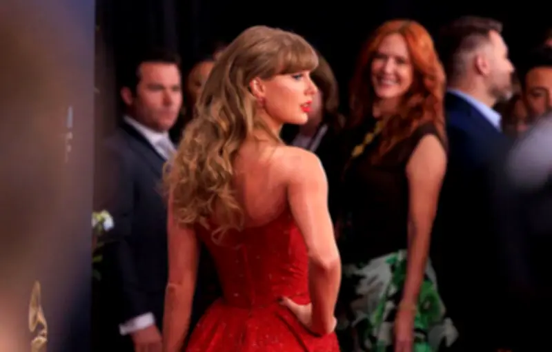 Taylor Swift célèbre le succès d'Opalite, numéro un du Billboard Hot 100