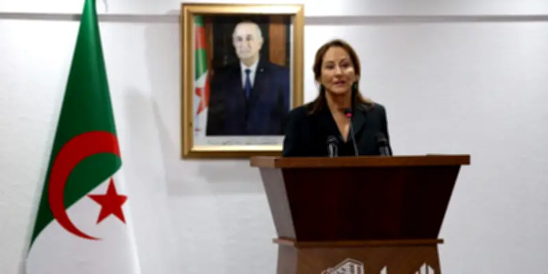 Tebboune distingue Ségolène Royal tout en évitant les questions sur la France