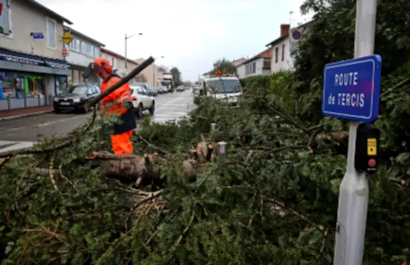 Tempête Nils dans les Landes : 1 mort, 70 000 foyers sans électricité, crise toujours active