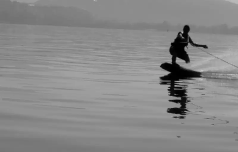 Tempête Nils : des jeunes font du wakeboard dans une flaque à Beauzelle