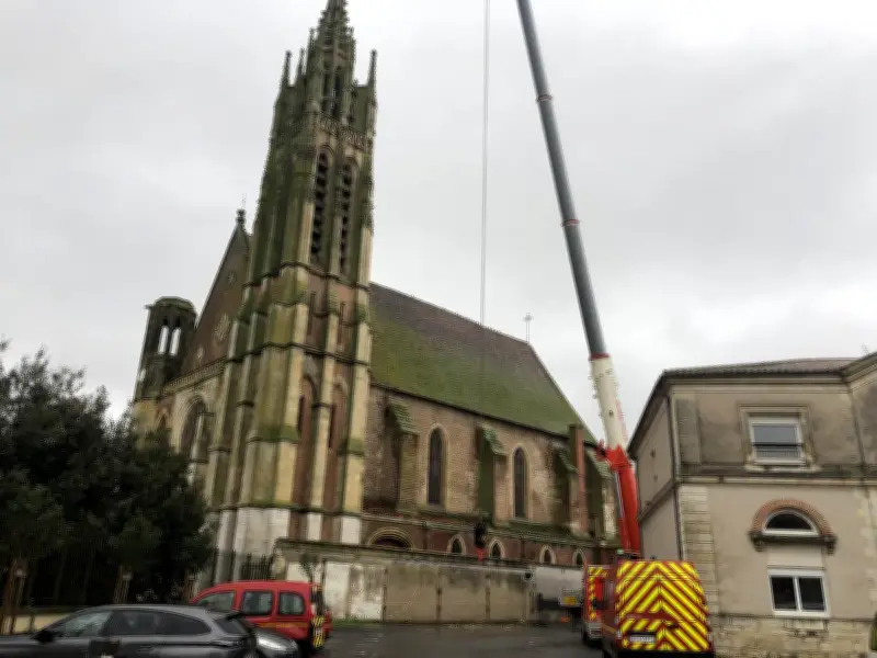 Tempête Nils : la flèche de l'église Saint-Hilaire d'Agen arrachée, intervention périlleuse