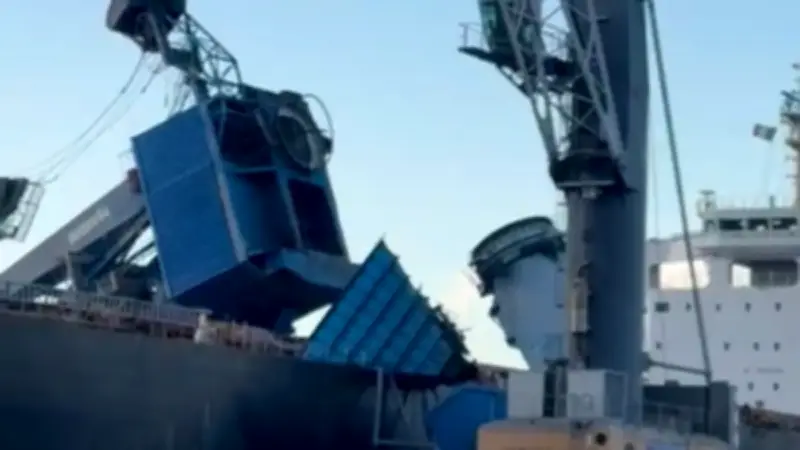 Tempête Nils : une grue de 600 tonnes s'effondre sur un cargo à Sète