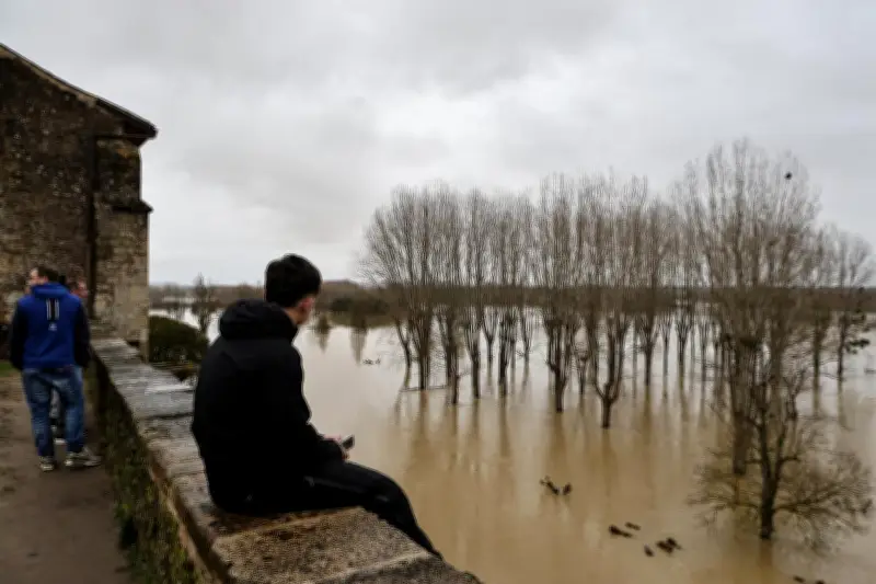 Tempête Pedro : pluies et crues persistent, vigilance rouge étendue à l'ouest