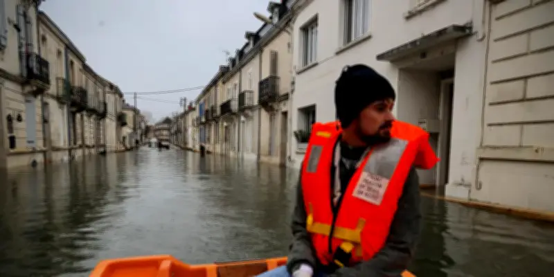 Tempête Pedro : évacuations et vigilances rouges face aux inondations dans l'Ouest