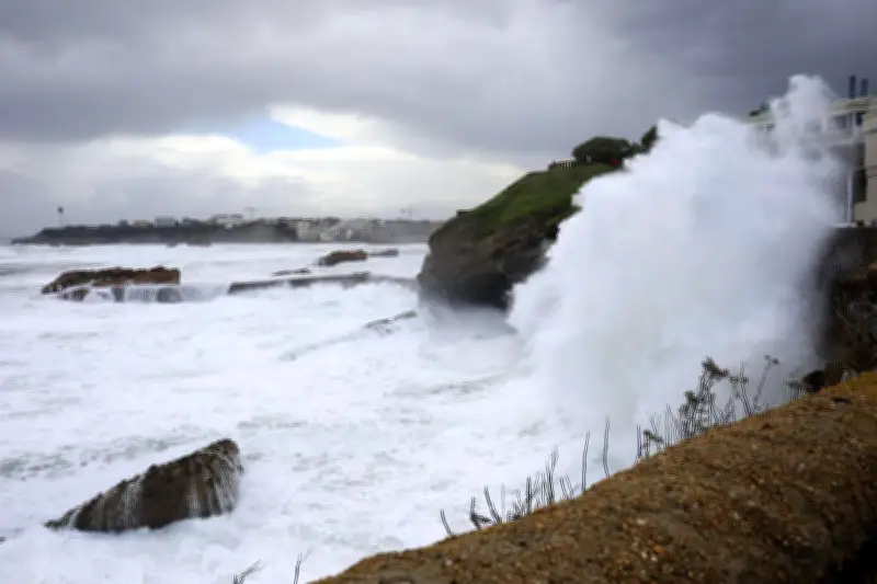 Tempête Pedro : vigilance orange sur le littoral, rafales à 110 km/h dans les terres