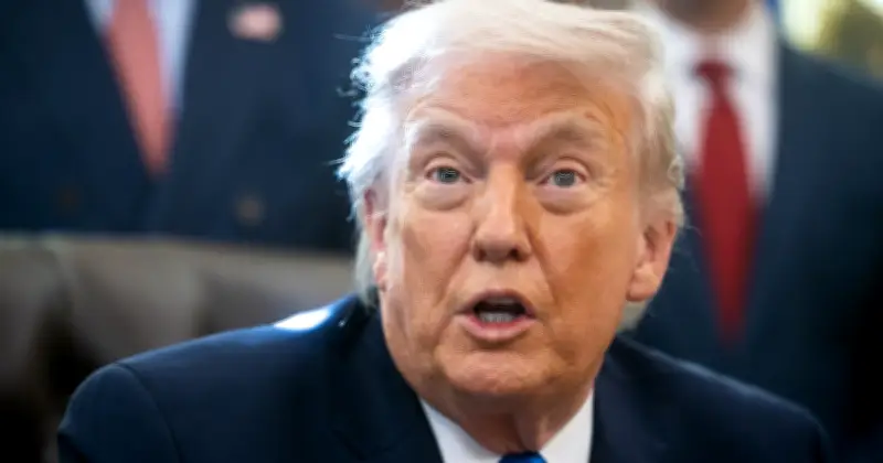 Tensions Iran-USA : Déploiement militaire record et négociations au point mort