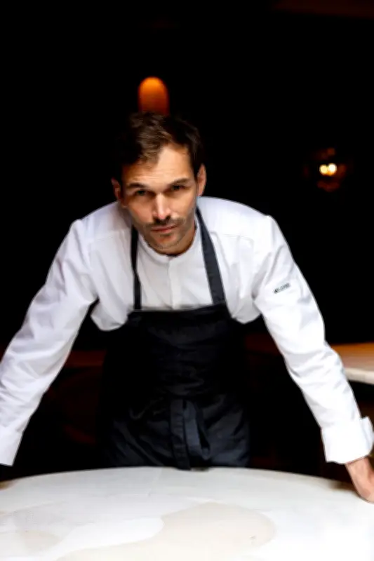 Thibault Sombardier réinvente la cuisine au Pavillon de la Reine, joyau parisien