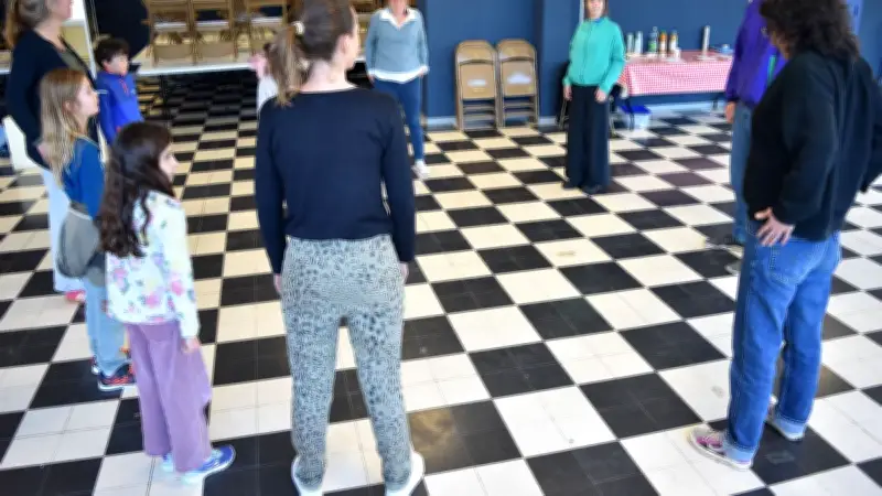 Théâtre et chant : un atelier intergénérationnel crée des liens à Paulhan