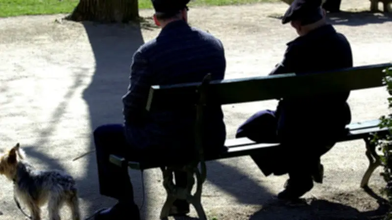 Théâtre à Pinet : un banc public au cœur d'histoires humaines et cocasses