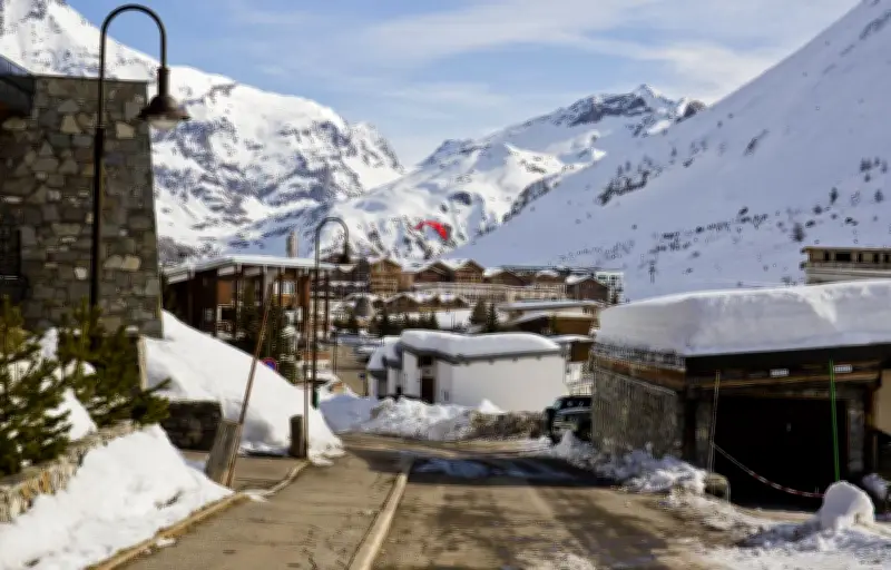 Tignes confinée face au risque maximal d'avalanche : le maire explique ses décisions