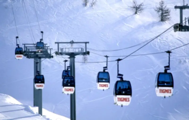 Tignes confinée pour la nuit face aux fortes chutes de neige et au risque d'avalanches
