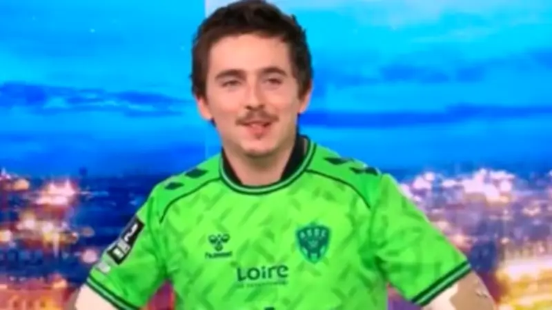 Timothée Chalamet révèle son soutien à Saint-Étienne sur TF1 avec un maillot floqué