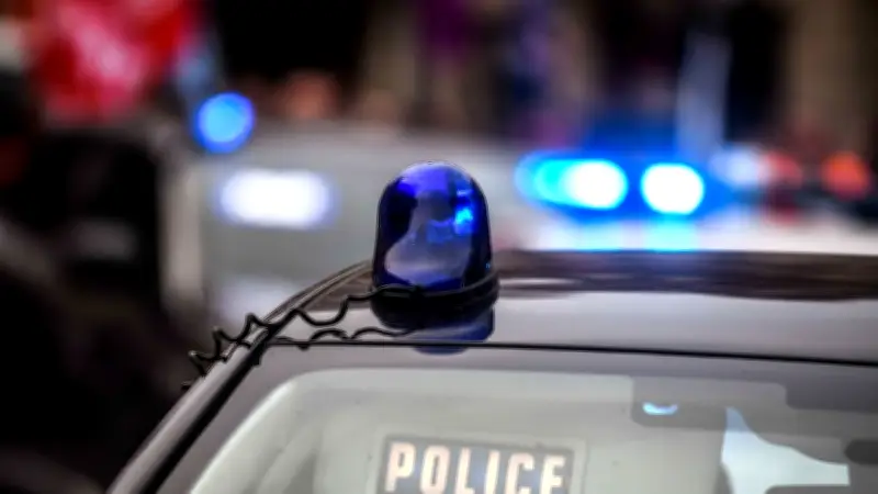 Tirs nocturnes à Nîmes : une voiture calcinée retrouvée après une attaque contre la police