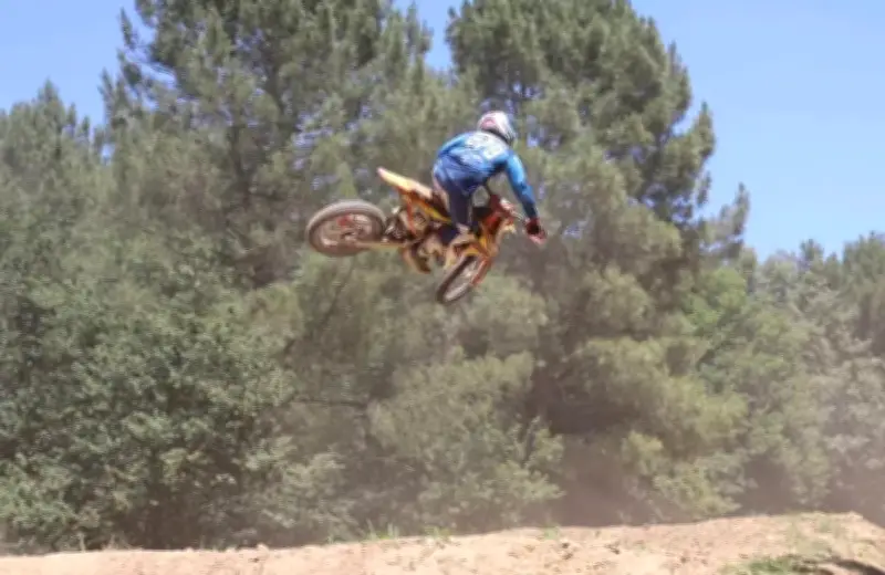 Tom Smith, 12 ans, vise les podiums en motocross avec l'association TSMX