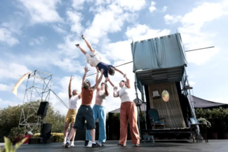Topada Fabrika dévoile 'Parmi les vaches', une création acrobatique sur la mémoire