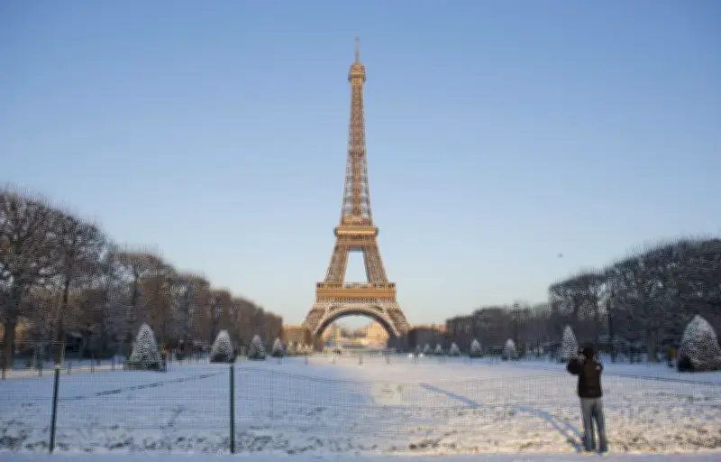 Tourisme français : 102 millions de visiteurs en 2025, l'Espagne talonne sur les recettes
