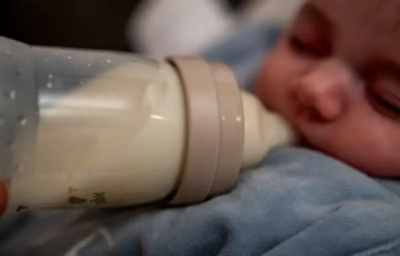 Tragédie des laits infantiles : trois nourrissons décédés, des rappels massifs en cours