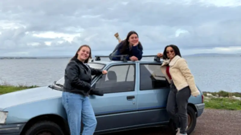 Trois ingénieures lancent un raid solidaire de 8 000 km en Peugeot 205 depuis Marseillan