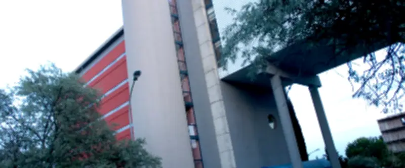 Trois jeunes tentent de profiter gratuitement de la piscine d'un hôtel à Nîmes