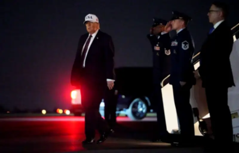 Trump annonce des opérations majeures contre l'Iran et appelle à un changement de régime