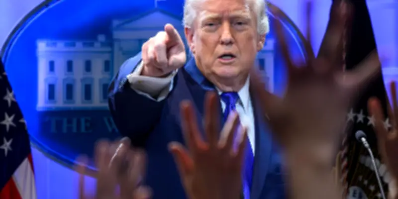 Trump contourne la Cour suprême avec de nouvelles taxes douanières après un revers judiciaire