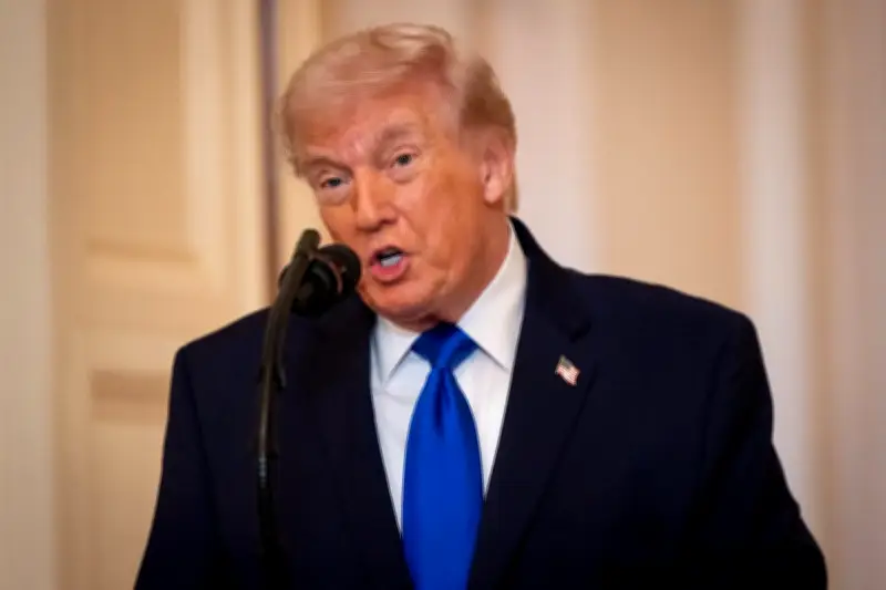 Trump impose une nouvelle surtaxe douanière mondiale après le revers de la Cour suprême