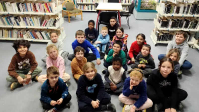 Tutorat intergénérationnel : les CM1 accompagnent les élèves de Grande section