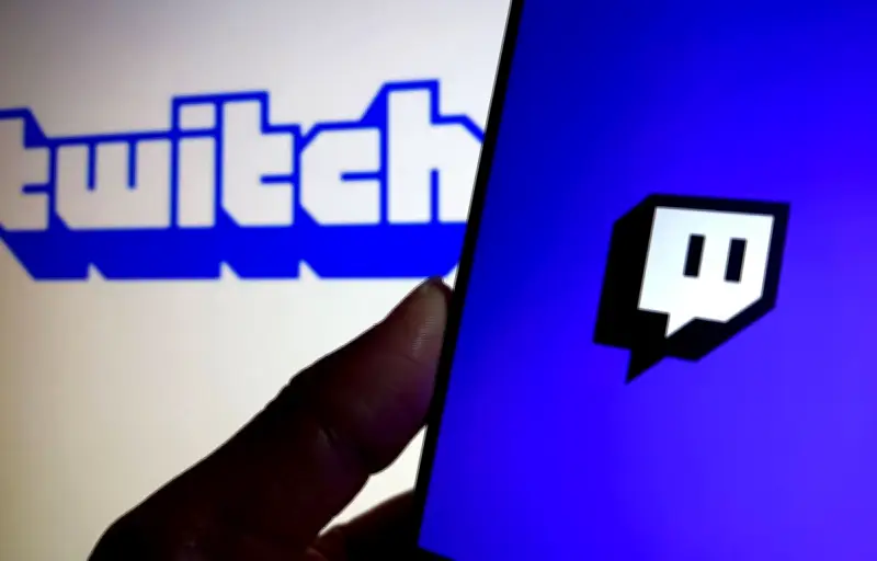 Twitch bannit définitivement deux streamers pour apologie de crime après des blagues sur un meurtre