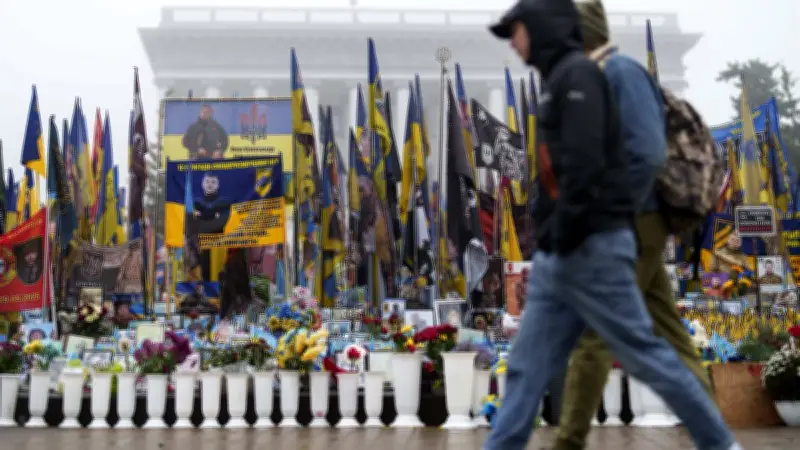 Ukraine : Kiev bombardée à la veille du 4e anniversaire de l'invasion russe