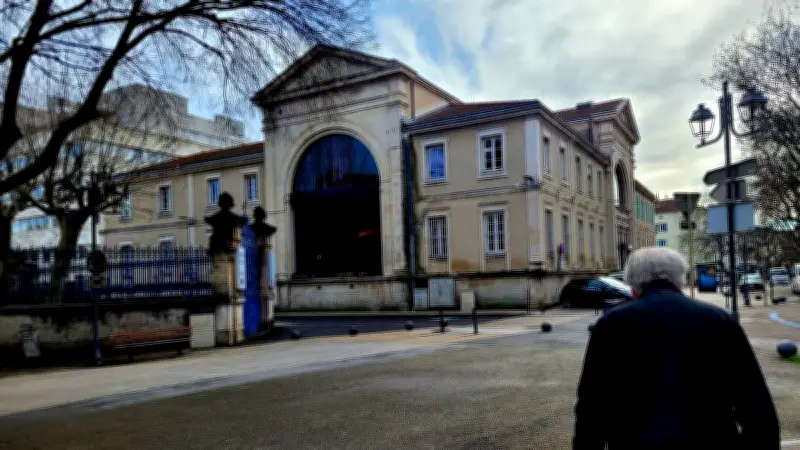 Un Algérien condamné à 30 mois de prison après avoir blessé des policiers et exhibé son pénis à Alès