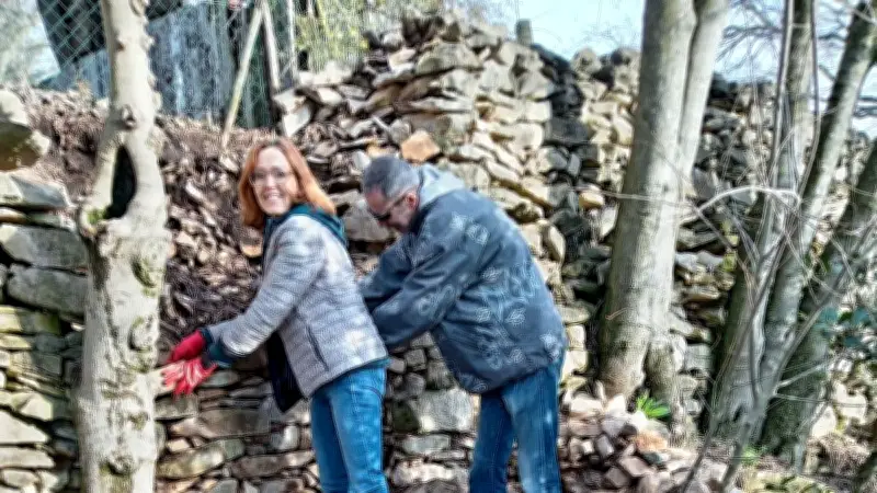 Un atelier pierre sèche redonne vie à un muret historique en garrigue nîmoise