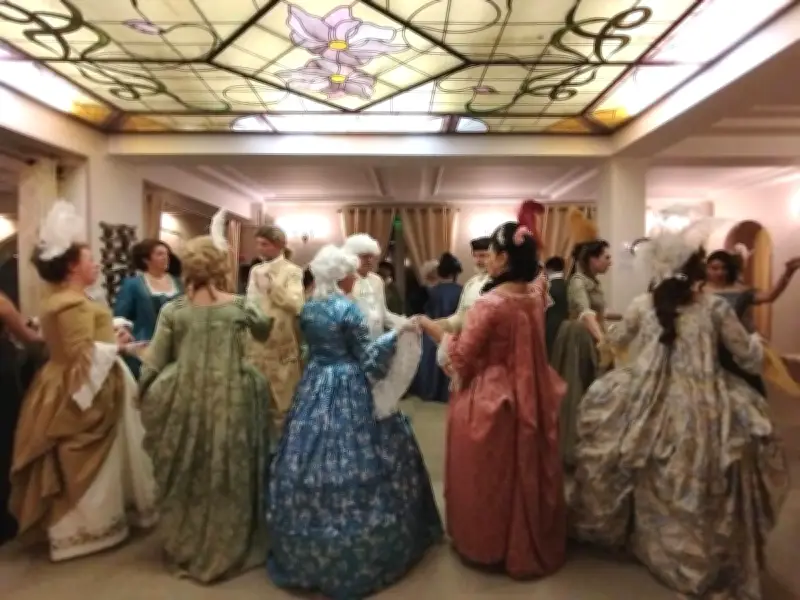 Un bal costumé du XVIIIe siècle enchante le château Saint-Marcel de Boé