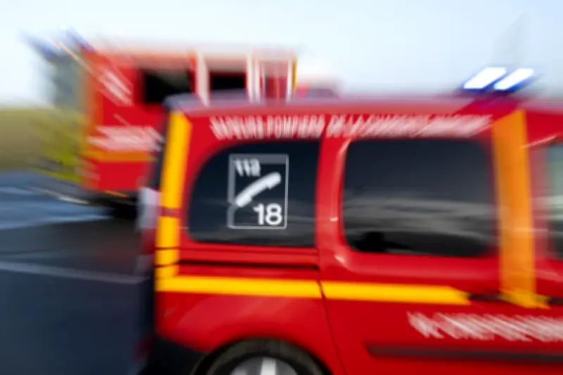 Un camion de paille en feu bloque la D933 au Pays basque