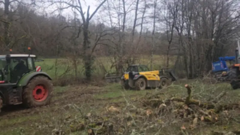 Un camion Enedis embourbé en Dordogne : sauvetage par trois tracteurs agricoles