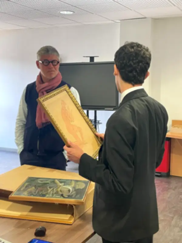 Un commissaire-priseur parisien évalue des œuvres d'art en Dordogne