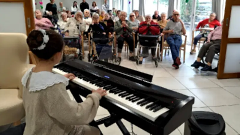 Un concert intergénérationnel enchante la maison de retraite Notre-Dame-des-Pins