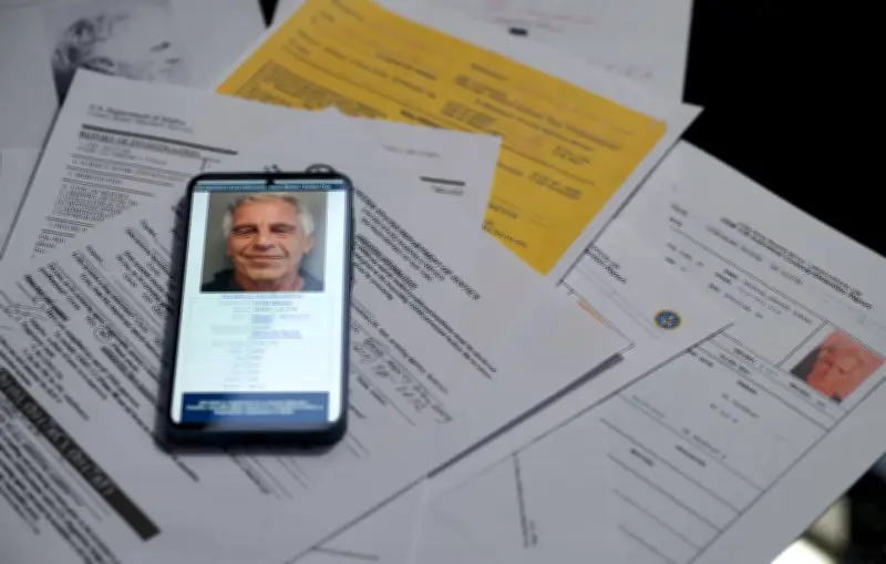 Un deepfake viral d'Elites avec Epstein provoque l'indignation en ligne