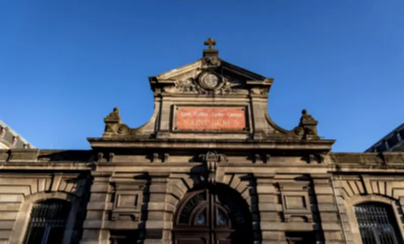 Un directeur d'école catholique mis à pied après des signalements de comportements inappropriés