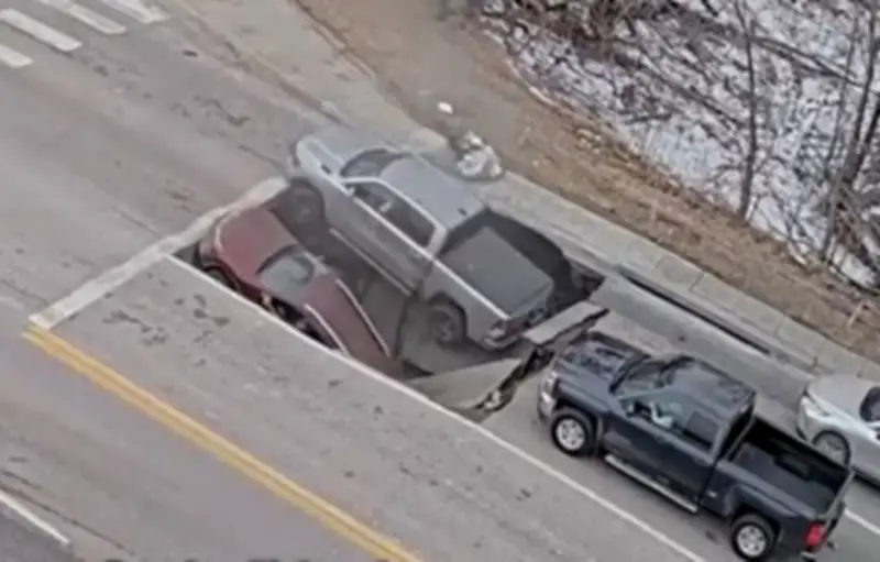 Un effondrement spectaculaire de chaussée piège deux véhicules à Omaha