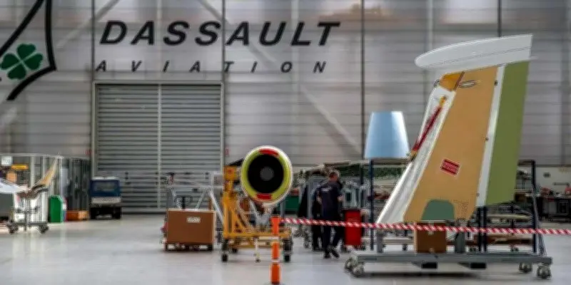 Un employé de Dassault arrêté avec des lunettes filmantes sur la chaîne du Rafale