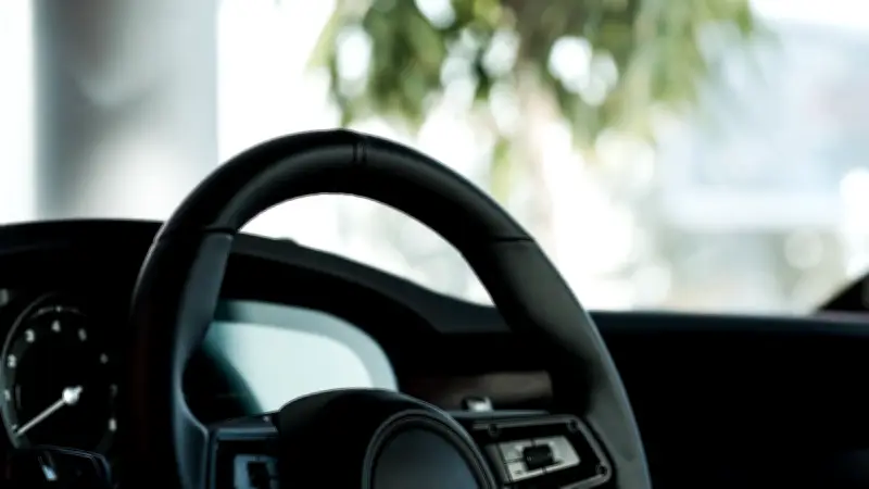 Un enfant de 12 ans conduit le SUV familial au collège après avoir raté son bus