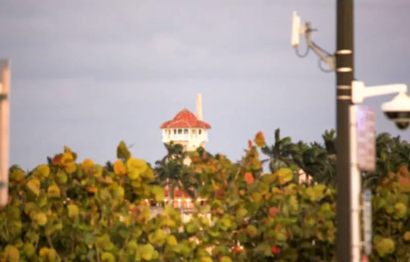 Un homme armé abattu après intrusion à Mar-a-Lago, Trump absent