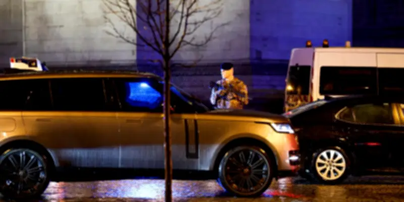 Un homme armé d'un couteau neutralisé par des gendarmes sous l'Arc de triomphe à Paris