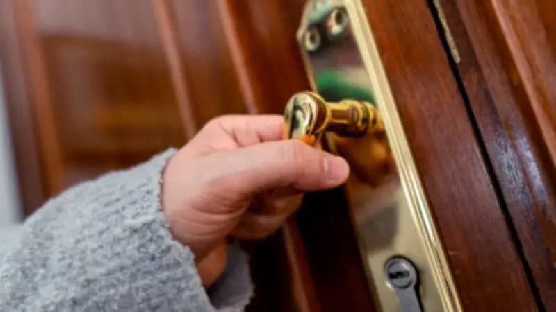 Un homme héberge une inconnue et se retrouve sans logement à Chambéry