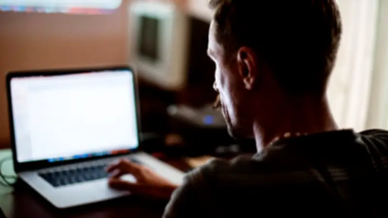 Un informaticien victime d'un guet-apens sur un site de rencontre mène sa propre enquête à Antibes