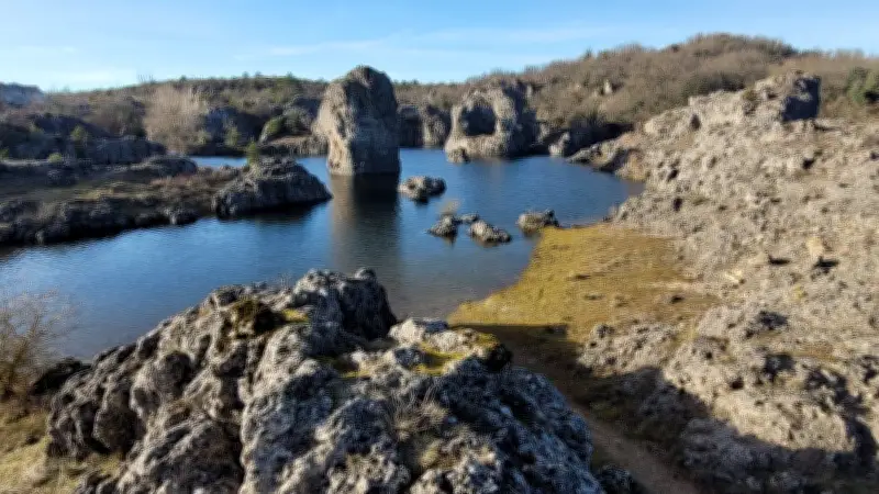 Un lac naturel apparaît dans l'Hérault après les intempéries, attirant les promeneurs